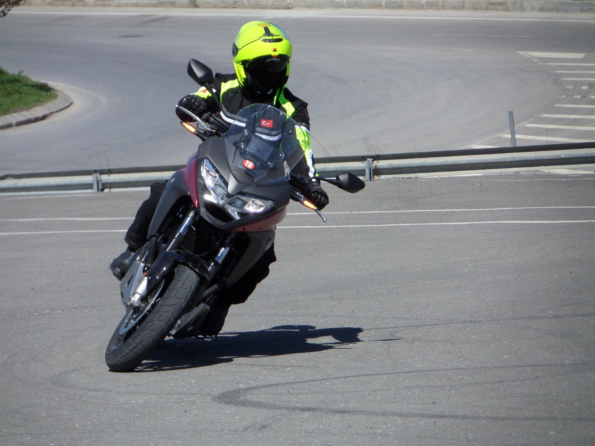 Enis İzci motosikletle yol sürüşünde